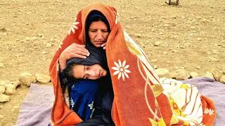 Homeless Mother & Daughter 😢 | Fighting Bitter Cold & Extreme Hunger ❄️🍽️