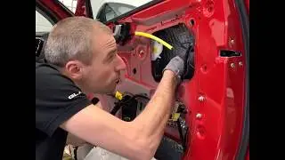 Dempen van deuren & verbeter het geluid in uw auto (tutorial) d&b inbouwstation
