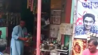 Roadside Chaiwala singing amazingly & serving Tea on Occasion of Kishore Da's Birthday.. Must watch