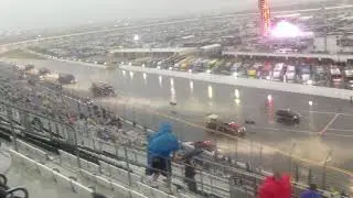 デイトナ500の雨でレースが中断した様子（2014年）
