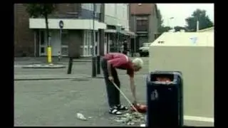De Pulpshow - Blinde bij de glasbak