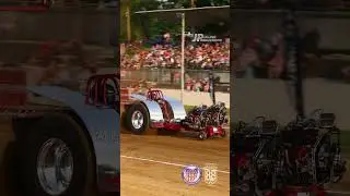 &laquo;Внеклассный&raquo; модифицированный трактор ProBell Racing Products мчится по трассе в Маунт-Гилеад, ш...