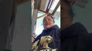 Aquí andamos en la tiendita de la colonia comprando unas tortillas