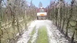 Gips strooien met de Eurospand strooier van Van der Linden Fruitteelt Machines
