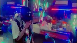 El jay le miraculeux en prestation au ring bar de Cocody angr&eacute;