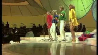 Bucks Fizz sings 
