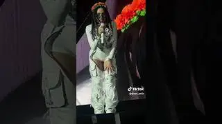 Nicki nicole se le marca