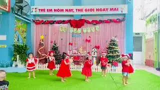 Bạn Mỡ múa Giáng Sinh 2025