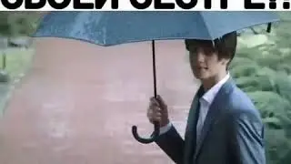 Завидует своей сестре?//
