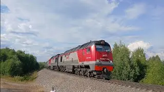 2ТЭ25КМ-0592 с грузовым поездом и очень приветливой бригадой 