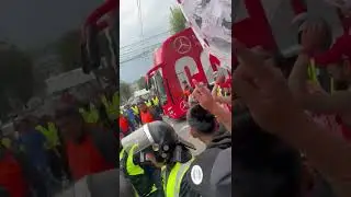Pasillo para el campeón La banda del rojo como siempre haciendo la fiesta y el carnaval 