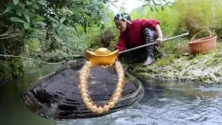 Clams growing in the spring water give birth to countless charming red pearls