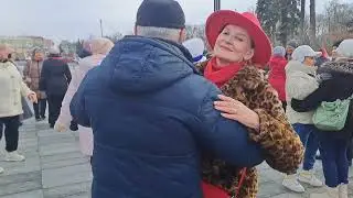 ОТЦВЕЛА ЛИПА БЕЛАЯ, ВОТ И ВСТРЕТИЛИСЬ ВНОВЬ