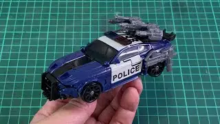 Transformers Studio Series Deluxe Class The Last Knight Barricade (Police Car mode to Robot mode)