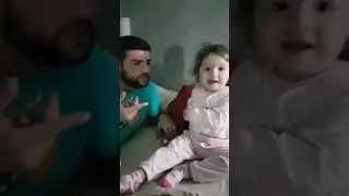 Discussione tra padre e figlia 😍 ( Sara 17 mesi )
