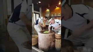 Super Fast Mochi Pounding - Japanese Street Food (Nanatanidou Mochi Shop, Nara Japan)
