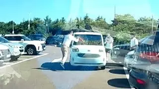 Citizens catch weapon-wielding stalker