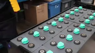 Baterías y cargadores para montacargas eléctricos | Manejo de materiales