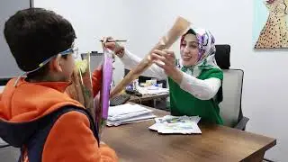 یەکێک لە قوتابییانی قوتابخانەکەمان هەڵسا بە دابەشکردنی گۆڵی ڕێزلێنان
