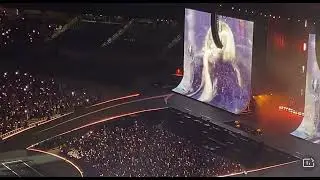 ROS&Eacute; performing 'TWO YEARS' at DEADLINE world tour in NEWYORK
