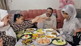 بيحسب كده اللي هو رده لي ابقى قابلني دخل وقف في المطبخ اليوم كله تعالوا شوفوا عمل لنا اكل ايه بس خد
