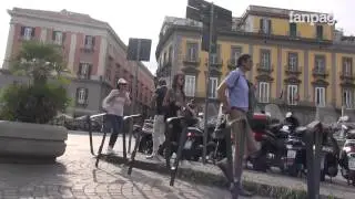Napoli, parcheggiatore abusivo 'esercita' davanti alla polizia
