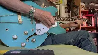 Electric Guitar Epiphone Casino: First Play Unplugged with NO Setup (WOW)