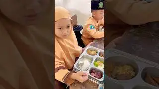 PEMBAGIAN MAKAN BERGIZI GRATIS #shorts #pembagian #makanbergizigratis #enak #viralvideo #trending