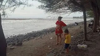Nyore di pantai batu Kenjeran,, nyenengne anak gaess 
