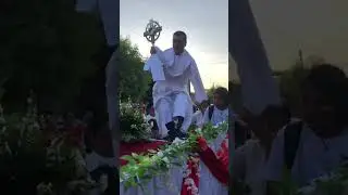 Mira lo qu&eacute; ocurre cuando Sacerdote saca el Sant&iacute;simo #shorts #milagro #video