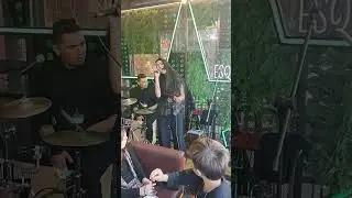 Anna Maz , ganhadora do Canta comigo da Record , na esquina mais famosa de Campos do Jordão