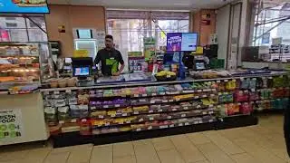 Продуктовый магазин в центре Торонто