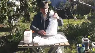 Macetas con bolsas de nylon recicladas.