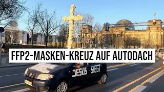 28.03.2025 Berlin FFP2-Masken-Kreuz auf Autodach: Querdenker f&auml;hrt durch Regierungsviertel #Jesus