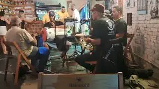 Hoje meu  sextou fui com meus pais prestigiar o grupo a toca do samba no Oh madalena part4
