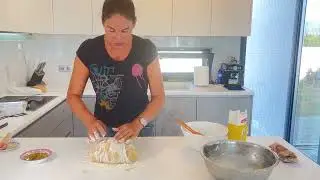 Baking Greek Easter Bread &Tau;&sigma;&omicron;&upsilon;&rho;έ&kappa;&iota;&alpha; with Fitness Coach Laura 
