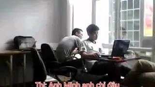 Cảnh nhân viên văn phòng ngồi soi hàng gái gọi trước cửa quán karaoke