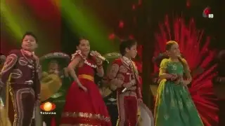 Los Pequeños Gigantes en la Fiesta Mexicana cantando 