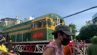 Chắn tàu Đỗ Thị Lời có rất nhiều tàu hoả chạy qua(phần 4)