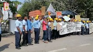 Factory workers demand higher wages