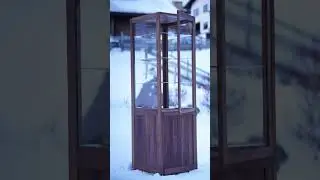 Vitrine in Europ&auml;ischem Nussholz.