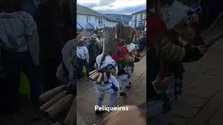 #carnaval Entroido de frente en Laza cos #Peliqueiros na Plaza da Picota