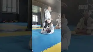 Officine Jiu Jitsu - single-x guard to inside sankaku