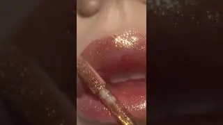 This is THE summer gloss🤎 #queencosmetics #lipgloss #holographic