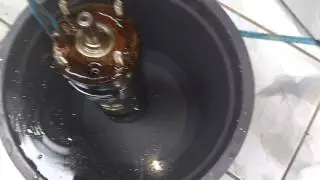 Como por óleo em uma bomba submersa