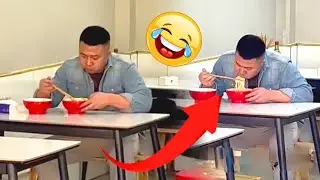 疑老公出轨偷偷跟踪，撞见他躲角落 “偷吃”，凑近一看我憋笑到腿软！#搞笑#funny