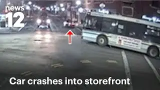 Шокирующее видео с камер видеонаблюдения показывает, как автомобиль врезался в витрину магазина |...