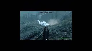 Quickly Rush to the Crystal Dragon and Slash It While It Fights the Giant｜趁水晶龍和巨人對戰時迅速衝刺猛砍！
