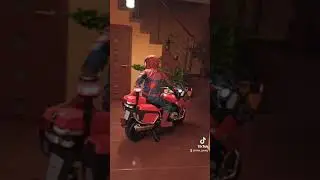 Spiderman to the rescue on his motorcycle.    Человек-паук спешит на помощь на своем мотоцикле