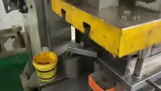 Progressive tool for making eyelet